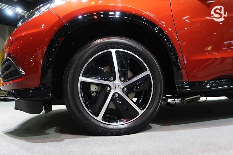 Chưa hết, Honda HR-V 2018 bản nâng cấp mới tại thị trường Thái Lan còn có thêm bản RS mới với một số đặc điểm nhận dạng như bộ vành hợp kim 17 inch 5 chấu sơn 2 tông màu. Trong khi đó, bản E và EL của Honda HR-V 2018 vẫn được trang bị bộ vành như trước.