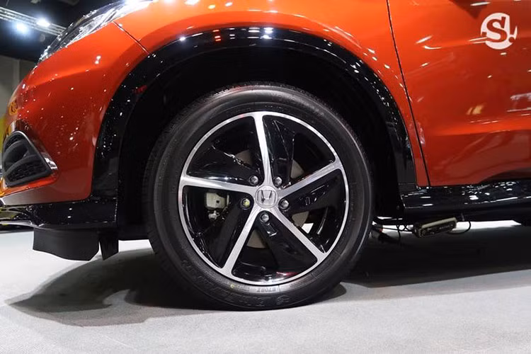 Chưa hết, Honda HR-V 2018 bản nâng cấp mới tại thị trường Thái Lan còn có thêm bản RS mới với một số đặc điểm nhận dạng như bộ vành hợp kim 17 inch 5 chấu sơn 2 tông màu. Trong khi đó, bản E và EL của Honda HR-V 2018 vẫn được trang bị bộ vành như trước.