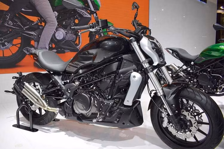 Benelli 402S sẽ bắt đầu được bán ra tại châu Âu vào quý 2/2018 với giá chưa được tiết lộ. Tuy nhiên cũng giống như các sản phẩm khác của hãng này, 402S được dự đoán sẽ có giá rẻ và cũng chắc chắn sẽ được bán ra tại tị trường Việt Nam ngay trong năm 2018 này.