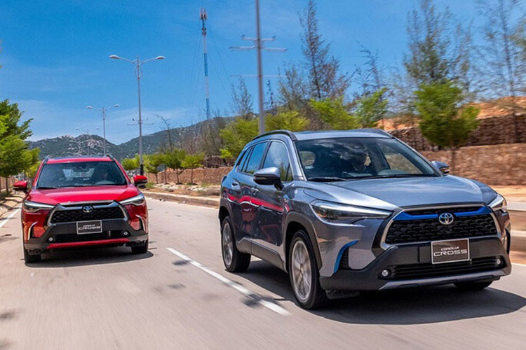 Dai ly manh tay giam toi 105 trieu cho Toyota Corolla Cross va Altis