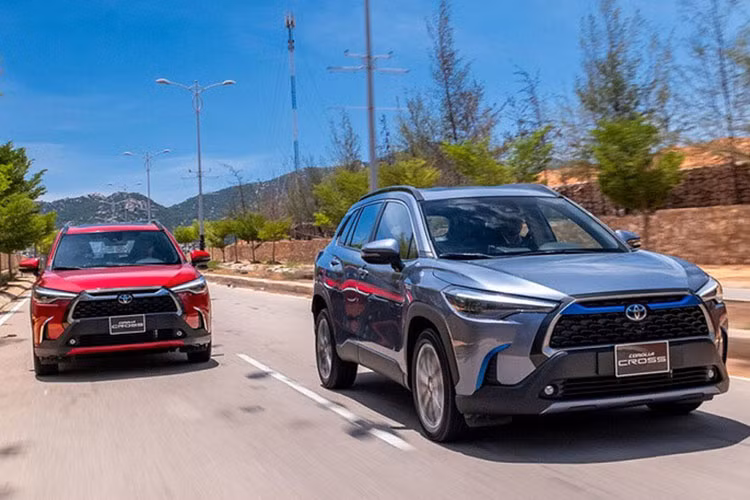 Dai ly manh tay giam toi 105 trieu cho Toyota Corolla Cross va Altis