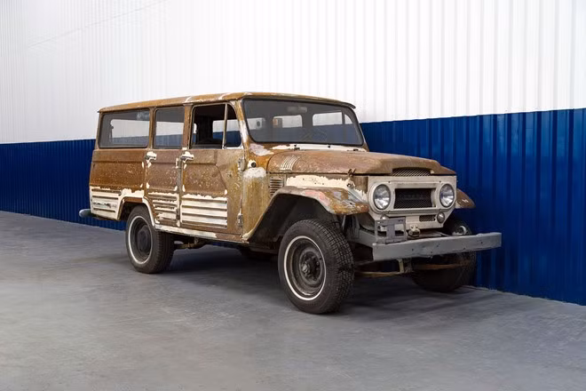 Toyota FJ Land Cruiser 40 series sản xuất từ năm 1960 đến 1984. Dòng xe này có cả phiên bản 2 cửa và 4 cửa. Dù được nhiều người ưa chuộng nhưng dòng xe này đã dừng sản xuất, nhường chỗ cho những thế hệ mới hơn.