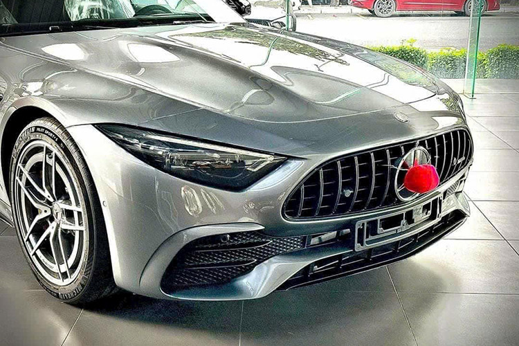 Theo chủ nhân chiếc xe Mercedes-AMG SL43 2024 siêu lướt này thì nó đã được dán PPF trị giá 80 triệu đồng và hiện trong tình trạng gần như mới. Thuộc thế hệ thứ 7, Mercedes-AMG SL43 2024 sở hữu thiết kế hiện đại với lưới tản nhiệt vòng cung đặc trưng, nan dọc, cùng logo ngôi sao ba cánh nổi bật.