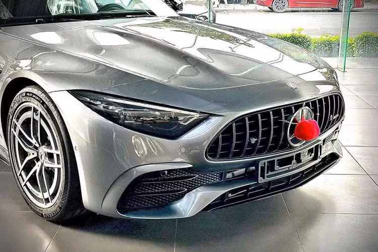 Theo chủ nhân chiếc xe Mercedes-AMG SL43 2024 siêu lướt này thì nó đã được dán PPF trị giá 80 triệu đồng và hiện trong tình trạng gần như mới. Thuộc thế hệ thứ 7, Mercedes-AMG SL43 2024 sở hữu thiết kế hiện đại với lưới tản nhiệt vòng cung đặc trưng, nan dọc, cùng logo ngôi sao ba cánh nổi bật. 