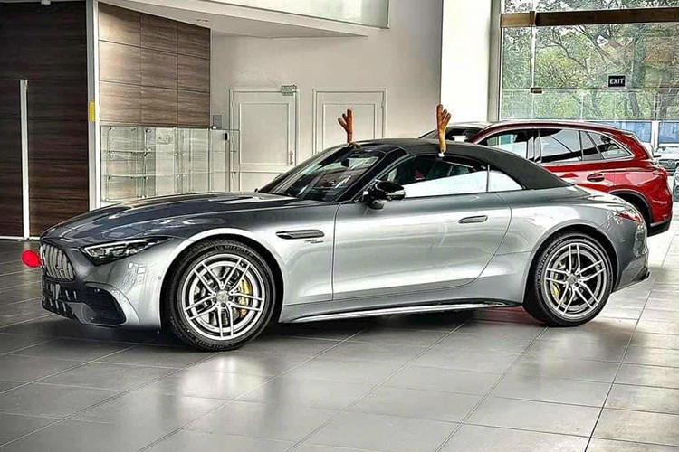Mẫu xe thể thao mui trần hiệu suất cao Mercedes-AMG SL43 có giá gần 7 tỷ đồng tại Việt Nam, nổi bật với công nghệ turbo điện từ xe đua. Đây được xem là đối thủ cạnh tranh trực tiếp với Porsche 911 thế hệ 992, SL43 mang đến trải nghiệm lái đỉnh cao cho những người đam mê tốc độ và phong cách.