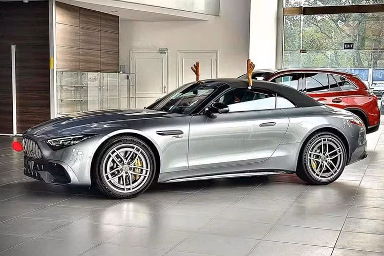 Mẫu xe thể thao mui trần hiệu suất cao Mercedes-AMG SL43 có giá gần 7 tỷ đồng tại Việt Nam, nổi bật với công nghệ turbo điện từ xe đua. Đây được xem là đối thủ cạnh tranh trực tiếp với Porsche 911 thế hệ 992, SL43 mang đến trải nghiệm lái đỉnh cao cho những người đam mê tốc độ và phong cách. 