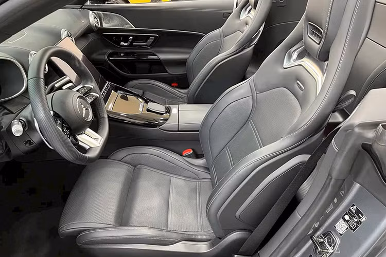 Mercedes-AMG SL43 đời 2024 sử dụng động cơ 4 xi-lanh 2.0L, sản sinh công suất tối đa 375 mã lực và mô-men xoắn cực đại 480 Nm. Xe còn được hỗ trợ 13 mã lực tạm thời nhờ hệ thống hybrid nhẹ.