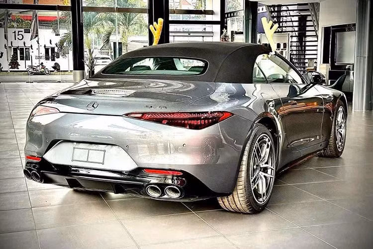 Mới đây, một chiếc Mercedes-AMG SL43 đăng ký năm 2024 đã xuất hiện trên thị trường xe lướt với ngoại thất màu xám nòng súng và nội thất màu đen. Sau hơn 6.969 km sử dụng, chủ cũ quyết định bán lại với mức giá 6,25 tỷ đồng, thấp hơn gần 2 tỷ đồng so với chi phí lăn bánh ban đầu là 7,75 tỷ đồng.