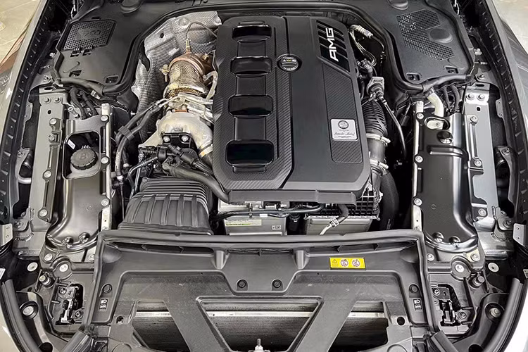 Để tận hưởng trải nghiệm đỉnh cao trên mẫu xe Mercedes-AMG SL43 thế hệ mới, khách hàng có thể lựa chọn gói nâng cấp AMG Dynamic Plus. 