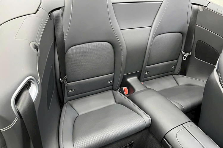 Xe được trang bị hộp số tự động 9 cấp AMG MCT, giúp tăng tốc từ 0-100 km/h chỉ trong 4,9 giây trước khi đạt tốc độ tối đa 275 km/h.