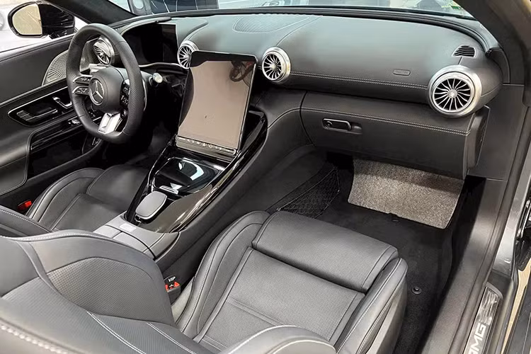 Khoang lái của SL43 mang đậm phong cách thể thao với ghế bọc da ôm sát người lái. Hàng ghế thứ hai phù hợp cho trẻ nhỏ, tăng sự tiện dụng khi đi chơi gia đình. Hệ thống giải trí được trang bị màn hình trung tâm 11,9 inch có khả năng chống chói, màn hình kỹ thuật số 12,3 inch sau vô-lăng, cùng các tính năng kết nối hiện đại từ hệ điều hành mới.