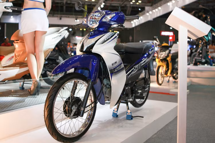 Elegant 50 có tới 7 màu sắc khác nhau để người dùng lựa chọn, xe được phân phối tại thị trường xe máy Việt từ 14 triệu đồng với phiên bản thường và 14,2 triệu đồng với phiên bản new color. Tuy nhiên, giá bán thực tế của Elegant 50 hiện thấp hơn đề xuất từ 600 – 700 nghìn đồng và đang là mẫu xe số rẻ nhất Việt Nam thời điểm hiện tại.