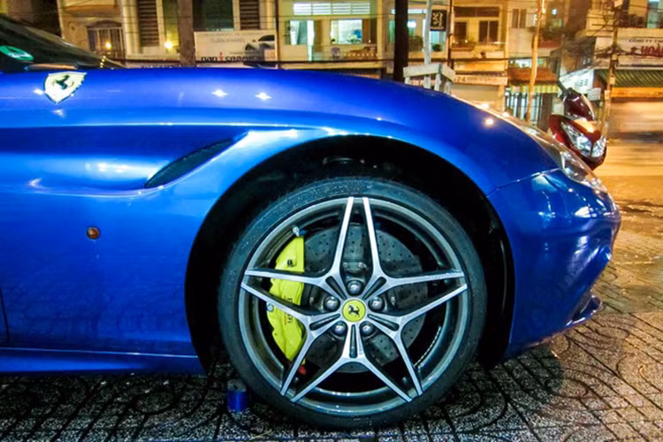 Vành xe được thiết kế hình ngôi sao khá lạ mắt, bên trong là kẹp phanh Ferrari màu vàng cùng đĩa phanh sử dụng chất liệu gốm-carbon dành cho xe đua.