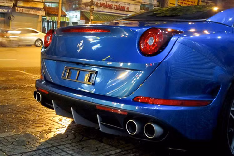 Xe sở hữu cặp ống xả cỡ lớn. Mặc dù sử dụng tăng áp nhưng tiếng pô trên California T không bị yếu bởi thiết kế đặc biệt. Ngoài ra, cản sau cũng được gắn các lá khuếch tán lớn.