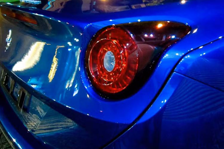 Đèn hậu của xe vẫn sử dụng loại đèn đặc trưng kiểu tròn cho anh sáng rộng trên Ferrari, nó cũng được lấy cảm hứng từ mẫu xe F12 của Ferrari.