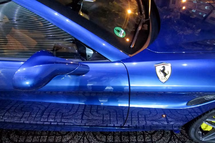 Gương California T được thiết kế khá giống mẫu xe đàn anh 458 Italy, có thể gập vào. Đây là chiếc Ferrari đầu tiên được trang bị hệ thống giải trí Apple CarPlay.