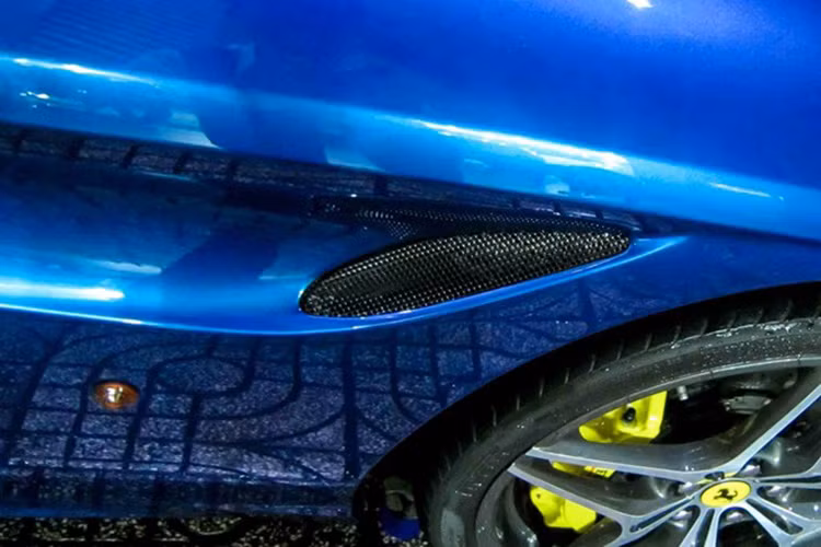 Khe tản nhiệt được khoét cạnh vè bánh xe nhằm tăng tính khí động học. Theo Ferrari, động cơ mới trên siêu xe này có khả năng tiết kiệm nhiên liệu 15% so với thế hệ cũ nhờ hệ thống tăng áp tiên tiến.