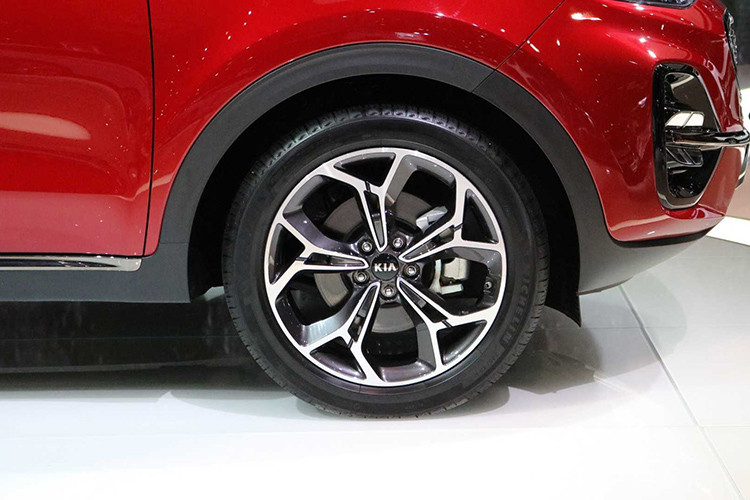 Bên cạnh các cấp độ có sẵn từ phiên bản trước là LX, EX và SX, phiên bản nâng cấp Kia Sportage 2020 mới cũng được bổ sung thêm vào danh mục cấu hình bản tầm trung S hướng đến phong cách thể thao. Điều này sẽ giúp cho khách hàng đa dạng hơn trong việc lựa chọn.