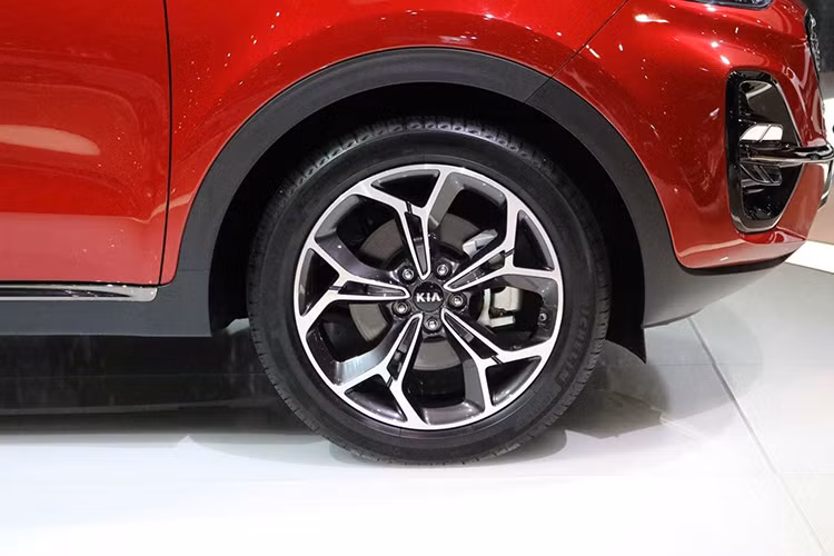 Bên cạnh các cấp độ có sẵn từ phiên bản trước là LX, EX và SX, phiên bản nâng cấp Kia Sportage 2020 mới cũng được bổ sung thêm vào danh mục cấu hình bản tầm trung S hướng đến phong cách thể thao. Điều này sẽ giúp cho khách hàng đa dạng hơn trong việc lựa chọn.