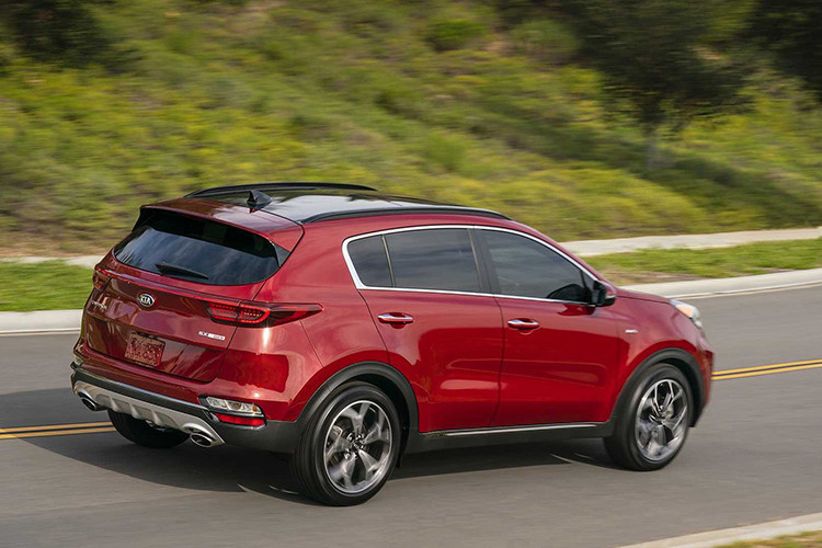 Tại châu Âu, Kia Sportage 2020 được cung cấp với cả động cơ dầu diesel mild-hybrid 2.0L mới, có sẵn cho cấu hình: 4, GT-Line và GT-Line S. Dù không có dung tích lớn, nhưng cỗ máy này vẫn khá mạnh mẽ, hệ truyền động hybrid nhẹ cung cấp cho Sportage sự cân bằng tốt giữa xử lý, lái xe và tiêu thụ nhiên liệu, với mức trung bình chỉ 5,9 lít/100 km.