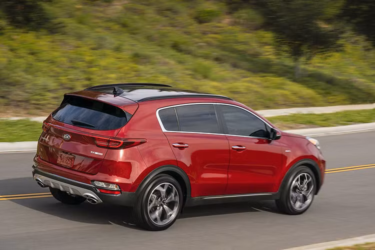Tại châu Âu, Kia Sportage 2020 được cung cấp với cả động cơ dầu diesel mild-hybrid 2.0L mới, có sẵn cho cấu hình: 4, GT-Line và GT-Line S. Dù không có dung tích lớn, nhưng cỗ máy này vẫn khá mạnh mẽ, hệ truyền động hybrid nhẹ cung cấp cho Sportage sự cân bằng tốt giữa xử lý, lái xe và tiêu thụ nhiên liệu, với mức trung bình chỉ 5,9 lít/100 km.