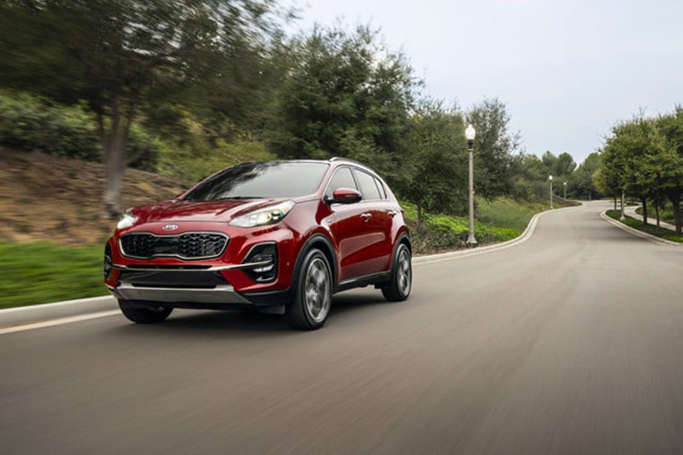 Sportage 2020 thực tế có tất cả 5 cấp độ trang bị là: 1, 2, Edition 25, 4, GT-Line và GT-Line S. Giá xe Kia Sportage dao động từ 20.670 - 35.020 bảng Anh (khoảng 611 triệu - 1,03 tỷ đồng). Một trong những đối thủ chính của Sportage là Peugeot 3008 mới nhất có giá từ 28.780 bảng Anh (khoảng 850 triệu đồng) đến 37.050 bảng Anh (khoảng 1,09 tỷ đồng).
