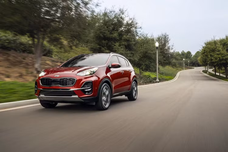 Sportage 2020 thực tế có tất cả 5 cấp độ trang bị là: 1, 2, Edition 25, 4, GT-Line và GT-Line S. Giá xe Kia Sportage dao động từ 20.670 - 35.020 bảng Anh (khoảng 611 triệu - 1,03 tỷ đồng). Một trong những đối thủ chính của Sportage là Peugeot 3008 mới nhất có giá từ 28.780 bảng Anh (khoảng 850 triệu đồng) đến 37.050 bảng Anh (khoảng 1,09 tỷ đồng).