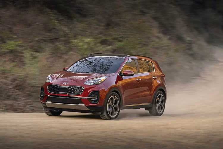 Hầu hết các phiên bản của Kia Sportage mới đều được cung cấp với hệ dẫn động cầu trước, tuy nhiên, khách hàng cũng có thể lựa chọn dẫn động bốn bánh toàn thời gian với điều kiện phải kem theo động cơ CRDi DCT 1.6L ở cấu hình 4 và GT-Line; hoặc với T-GDI DCT 1.6L ở GT-Line S.