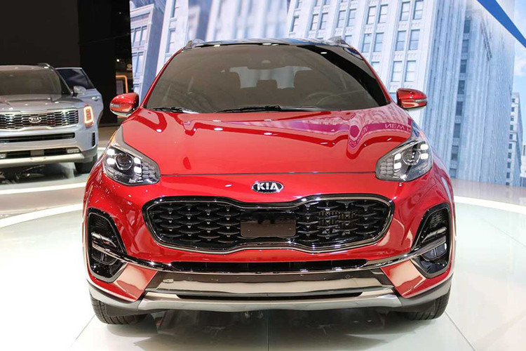 Sự thay đổi đầu tiên nằm ở đầu xe và đuôi xe. Giống với hai mẫu xe Cerato và Ceed mới, phiên bản sở hữu hệ thống đèn chiếu sáng nổi bật với 4 bóng LED định vị ban ngày. Tiếp đến là lưới tản nhiệt thiết kế dạng “mũi hổ” đặc trưng và Kia sử dụng nước sơn đen bóng tạo cảm giác bóng bẩy và khỏe khoắn. Phía dưới, một thanh mạ chrome kéo dài sang hai bên, chia đôi cụm đèn sương mù.