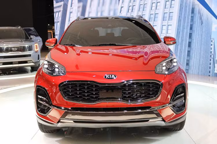 Sự thay đổi đầu tiên nằm ở đầu xe và đuôi xe. Giống với hai mẫu xe Cerato và Ceed mới, phiên bản sở hữu hệ thống đèn chiếu sáng nổi bật với 4 bóng LED định vị ban ngày. Tiếp đến là lưới tản nhiệt thiết kế dạng “mũi hổ” đặc trưng và Kia sử dụng nước sơn đen bóng tạo cảm giác bóng bẩy và khỏe khoắn. Phía dưới, một thanh mạ chrome kéo dài sang hai bên, chia đôi cụm đèn sương mù.