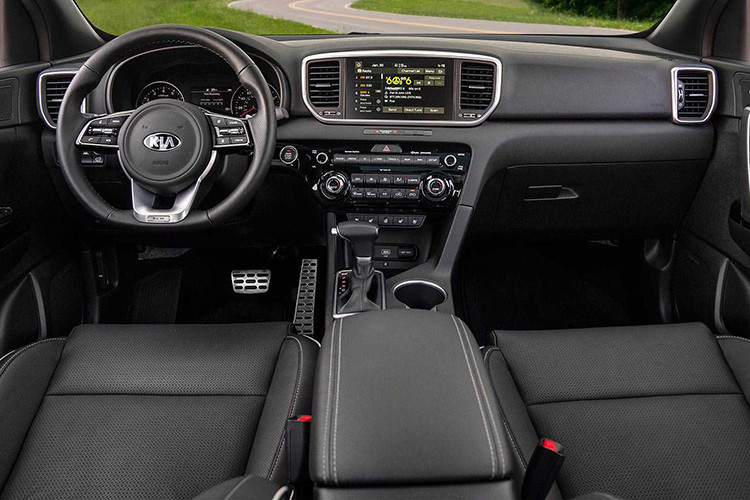 Nội thất xe có sự đổi mới với màn hình thông tin 8 inch (tương thích Apple CarPlay và Android Auto). Bên cạnh đó, Kia bổ sung vào trang bị tùy chọn là đế sạc điện thoại không dây và bọc giả da Sofino cho ghế ngồi. Ngoài ra, vô-lăng được chỉnh sửa nhẹ, tích hợp hệ thống điều khiển HVAC.