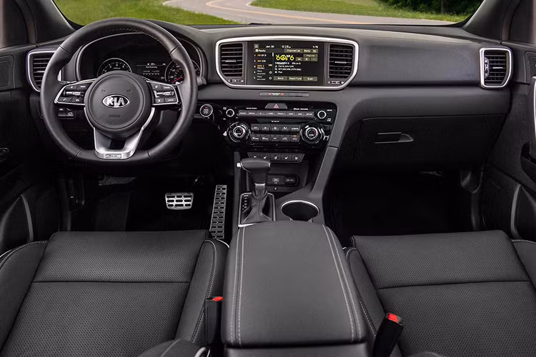 Nội thất xe có sự đổi mới với màn hình thông tin 8 inch (tương thích Apple CarPlay và Android Auto). Bên cạnh đó, Kia bổ sung vào trang bị tùy chọn là đế sạc điện thoại không dây và bọc giả da Sofino cho ghế ngồi. Ngoài ra, vô-lăng được chỉnh sửa nhẹ, tích hợp hệ thống điều khiển HVAC.