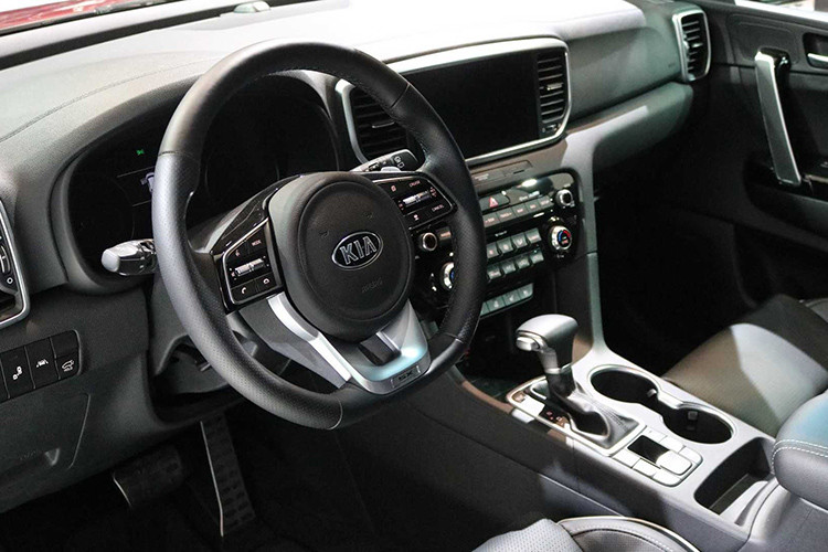 Ở phiên bản 2020, Sportage nâng cấp tính an toàn với hàng loạt công nghệ như cảnh báo tài xế lái xe mất tập trung, hỗ trợ giữ làn đường, cảnh báo va chạm trước và đèn pha thích ứng, điều khiển hành trình thông minh với tính năng Start&amp;Stop. Xe được đánh giá là một chiếc SUV cỡ nhỏ trang bị tốt, đặc biệt ở phiên bản GT-Line S hàng đầu.