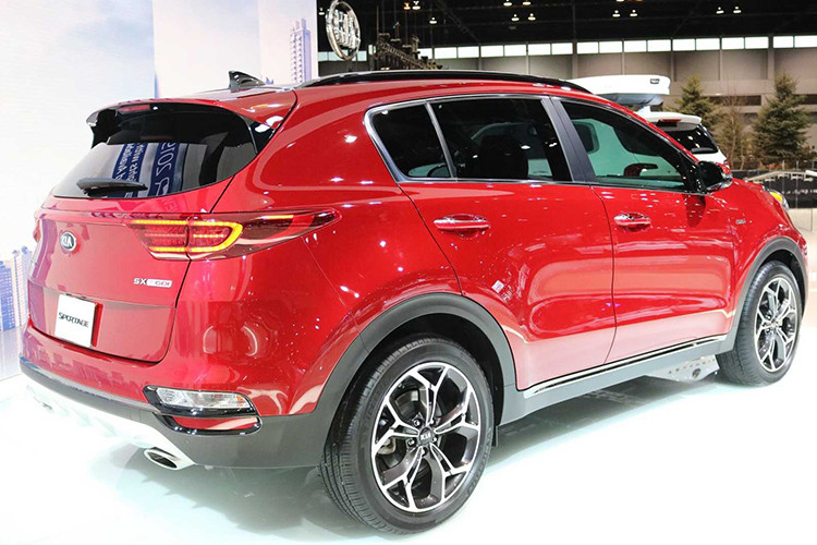 Có lẽ bộ phận thiết kế của hãng xe ôtô Kia đã lấy cảm hứng từ những mẫu xe hạng sang như Audi A8 hay Porsche Cayenne khi cụm đèn hậu được nối liền, cùng cản sau cũng tạo hình trông vững chãi hơn. Ở phiên bản này, khách hàng có thêm một lựa chọn về màu sắc khi hãng xe xứ Hàn tung ra màu xám kim loại Steel Grey. 