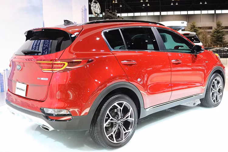 Có lẽ bộ phận thiết kế của hãng xe ôtô Kia đã lấy cảm hứng từ những mẫu xe hạng sang như Audi A8 hay Porsche Cayenne khi cụm đèn hậu được nối liền, cùng cản sau cũng tạo hình trông vững chãi hơn. Ở phiên bản này, khách hàng có thêm một lựa chọn về màu sắc khi hãng xe xứ Hàn tung ra màu xám kim loại Steel Grey. 