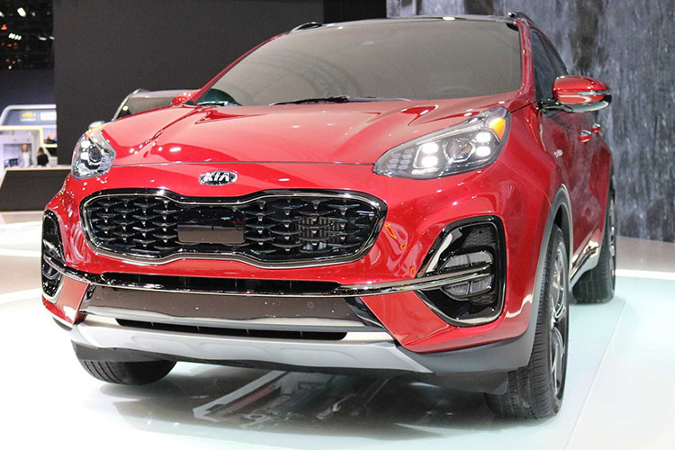 Chiếc crossover đô thị Kia Sportage là “đứa con cưng” của hãng xe hơi xứ Kim Chi trong năm vừa qua với 501.367 chiếc được bán ra. Phiên bản 2020 của Sportage chỉ là bản nâng cấp vòng đời, thế nhưng nó vẫn được nâng cao về thiết kế, trang bị và công nghệ an toàn. Hiện phiên bản Kia Sportage 2020 mới đã có mặt tại Anh quốc.