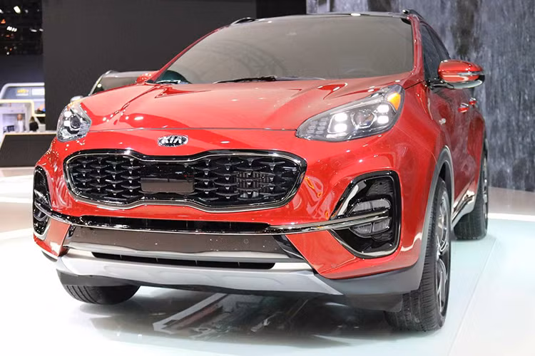 Chiếc crossover đô thị Kia Sportage là “đứa con cưng” của hãng xe hơi xứ Kim Chi trong năm vừa qua với 501.367 chiếc được bán ra. Phiên bản 2020 của Sportage chỉ là bản nâng cấp vòng đời, thế nhưng nó vẫn được nâng cao về thiết kế, trang bị và công nghệ an toàn. Hiện phiên bản Kia Sportage 2020 mới đã có mặt tại Anh quốc.