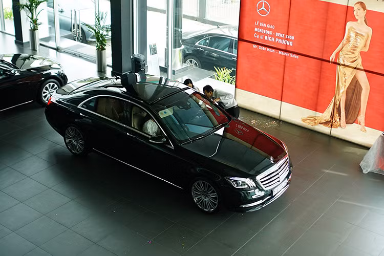 Mercedes-Benz S450L 2018 mà Bích Phương mới tậu được trang bị động cơ xăng V6, dung tích 3.0 lít, sản sinh công suất tối đa 270 mã lực tại dải vòng tua máy 5.500 - 6.000 vòng/phút và mô-men xoắn cực đại 500 Nm tại dải vòng tua máy 1.800 - 4.500 vòng/phút. Động cơ này kết hợp với hộp số tự động 9 cấp 9G-Tronic và hệ dẫn động cầu sau...