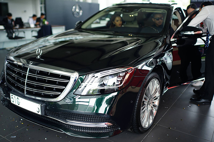 Về ngoại hình, chiếc xe sang Mercedes-Benz S450L 2018 có sự thay đổi so với thế hệ cũ là S400L ở lưới tản nhiệt thiết kế mới, chỉ có 3 thanh nan kép, hốc gió trước được trang bị thêm thanh nẹp mạ crôm tăng vẻ khoẻ khoắn và hệ thống đèn chiếu sáng mới. Đèn pha của xe là loại MultiBeam LED bao gồm 84 bóng LED nhỏ và 3 dải đèn LED định vị ban ngày cao cấp hơn so với S400L.