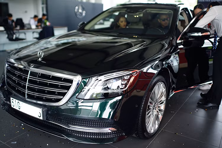 Về ngoại hình, chiếc xe sang Mercedes-Benz S450L 2018 có sự thay đổi so với thế hệ cũ là S400L ở lưới tản nhiệt thiết kế mới, chỉ có 3 thanh nan kép, hốc gió trước được trang bị thêm thanh nẹp mạ crôm tăng vẻ khoẻ khoắn và hệ thống đèn chiếu sáng mới. Đèn pha của xe là loại MultiBeam LED bao gồm 84 bóng LED nhỏ và 3 dải đèn LED định vị ban ngày cao cấp hơn so với S400L.