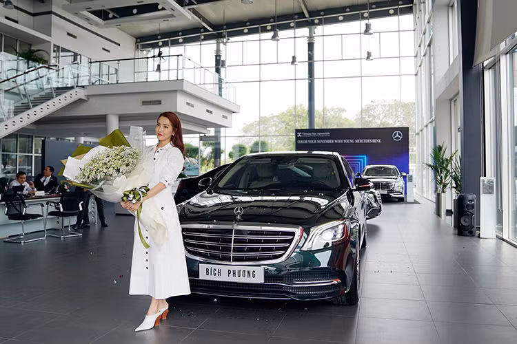 Như vậy, với việc tậu chiếc xe sang Mercedes-Benz S450L phiên bản 2018, nữ ca sỹ Bích Phương đã chính thức gia nhập vào câu lạc bộ những người nổi tiếng tậu xe Mercedes-Benz tại Việt Nam cùng với nhiều đồng nghiệp khác như Tim, Tuấn Hưng, Quang Hà, Ngô Kiến Huy, Miu Lê, Hương Tràm hay Vũ Cát Tường.
