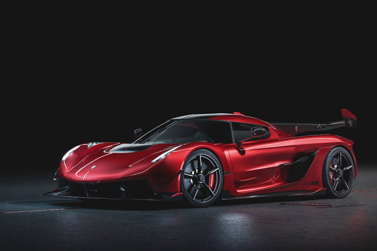 Bản thân siêu xe Koenigsegg Jesko là sản phẩm mới nhất của hãng ôtô Thụy Điển khi được giới thiệu lần đầu tại Triển lãm Geneva Motor Show 2019 hồi đầu năm nay với nhiệm vụ thay thế cho đàn anh Agera RS. Điểm nổi bật của Koenigsegg Jesko là mức công suất khủng khiếp.
