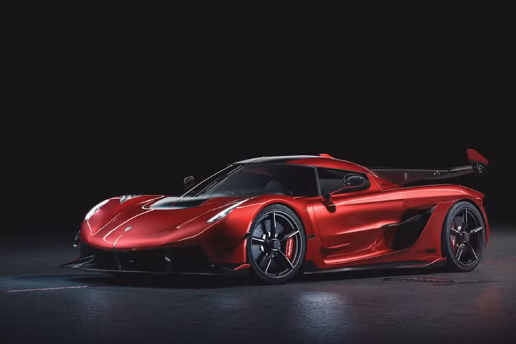 Bản thân siêu xe Koenigsegg Jesko là sản phẩm mới nhất của hãng ôtô Thụy Điển khi được giới thiệu lần đầu tại Triển lãm Geneva Motor Show 2019 hồi đầu năm nay với nhiệm vụ thay thế cho đàn anh Agera RS. Điểm nổi bật của Koenigsegg Jesko là mức công suất khủng khiếp.