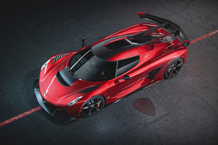 Sợi carbon vừa làm điểm nhấn giúp chiếc hypercar thêm “ngầu” hơn, vừa có nhiệm vụ chính là cắt giảm trọng lượng cho xe. Bản thân Jesko mang trọng lượng ướt 1.420 kg và 1.320 kg khô.