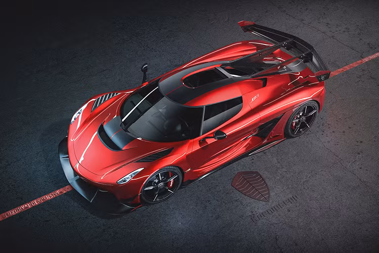 Sợi carbon vừa làm điểm nhấn giúp chiếc hypercar thêm “ngầu” hơn, vừa có nhiệm vụ chính là cắt giảm trọng lượng cho xe. Bản thân Jesko mang trọng lượng ướt 1.420 kg và 1.320 kg khô.