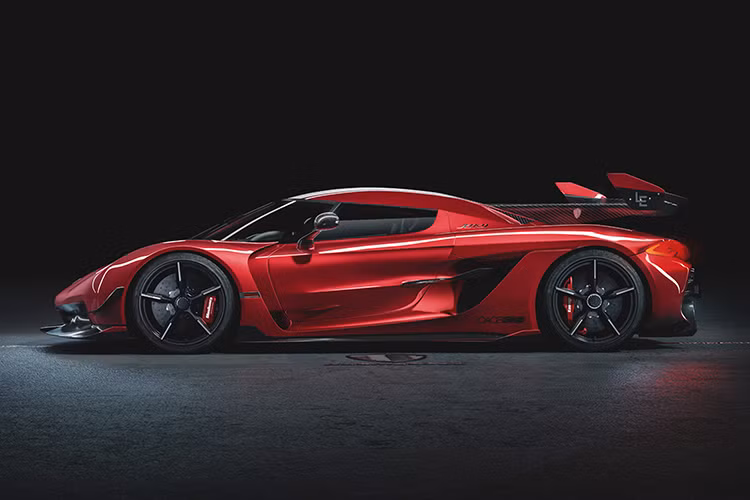 Koenigsegg Jesko bản Red Cherry Edition thực chất không phải là một phiên bản đặc biệt được tạo ra bởi hãng xe Koenigsegg, mà nó được cung cấp từ đại lý xe hơi cao cấp Luxuryandexpensive.com, đây là một đơn vị chuyên cung cấp những chiếc xe độc quyền mang thương hiệu xa xỉ như: Ferrari, McLaren, Bugatti, Pagani, Koenigsegg,...