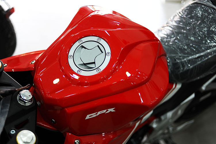 Tuy mang dáng vẻ nhỏ nhắn nhưng mẫu xe côn tay này lại trông khá cứng cáp và đầy đặn khi được trang bị dàn quây gió lớn phía trước. Cùng đó, thiết kế đèn Full LED, bình xăng của xe với ốp nhựa mang phong cách môtô thể thao, kính núp gió được trang bị ở phía trước...