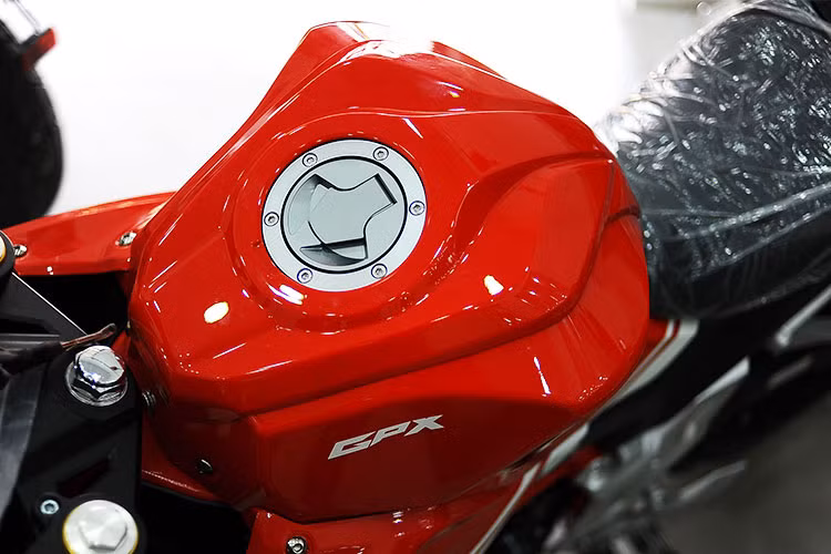 Tuy mang dáng vẻ nhỏ nhắn nhưng mẫu xe côn tay này lại trông khá cứng cáp và đầy đặn khi được trang bị dàn quây gió lớn phía trước. Cùng đó, thiết kế đèn Full LED, bình xăng của xe với ốp nhựa mang phong cách môtô thể thao, kính núp gió được trang bị ở phía trước...