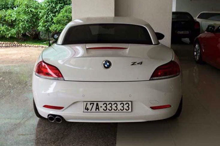 Xe thể thao BMW Z4 biển toàn 3 "ngũ quý 3" khá hiếm và đắt tiền.