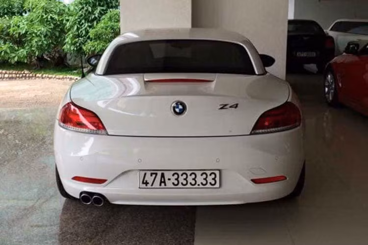 Xe thể thao BMW Z4 biển toàn 3 "ngũ quý 3" khá hiếm và đắt tiền.